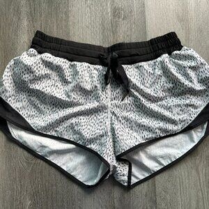Lululemon Hotty Hot Short Dottie Dash - White / Black Print, Size 10, 2.5 inseam